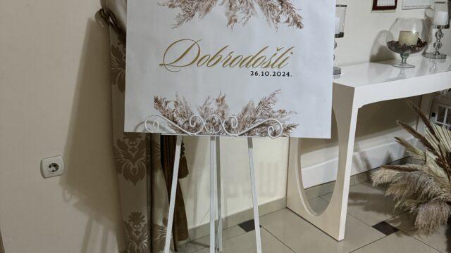 Tabla dobrodošlice i cvetni aranžmani za venčanja