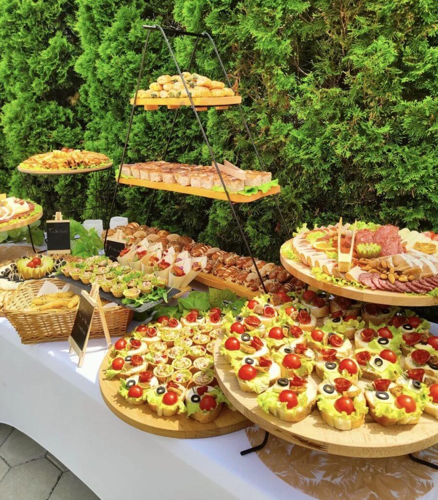 Dekoracija švedskog stola za venčanje u Novom Sadu - Ketering Cvetić Novi Sad.