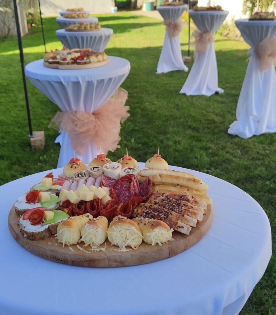 Bogate slane plate sa sirevima i delikatesima - Ketering Cvetić Novi Sad dostava.