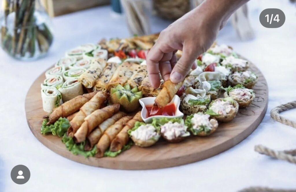 Profesionalna usluga i pakovanje hrane za poneti - Ketering Cvetić Novi Sad.