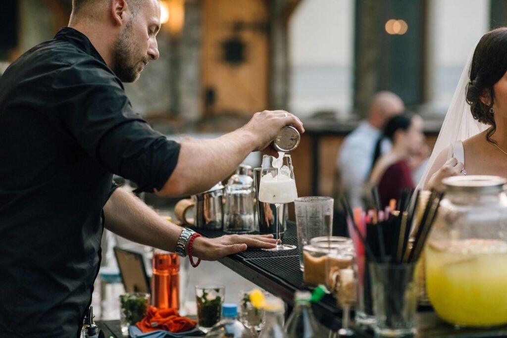 Prenosivi koktel bar sa dekoracijom za svadbu u Novom Sadu