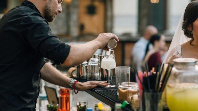 Prenosivi koktel bar sa dekoracijom za svadbu u Novom Sadu