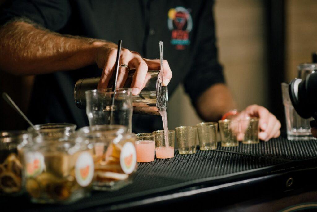 Koktel majstor u akciji iza mobilnog bara