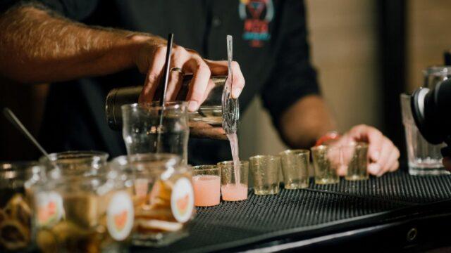 Koktel majstor u akciji iza mobilnog bara