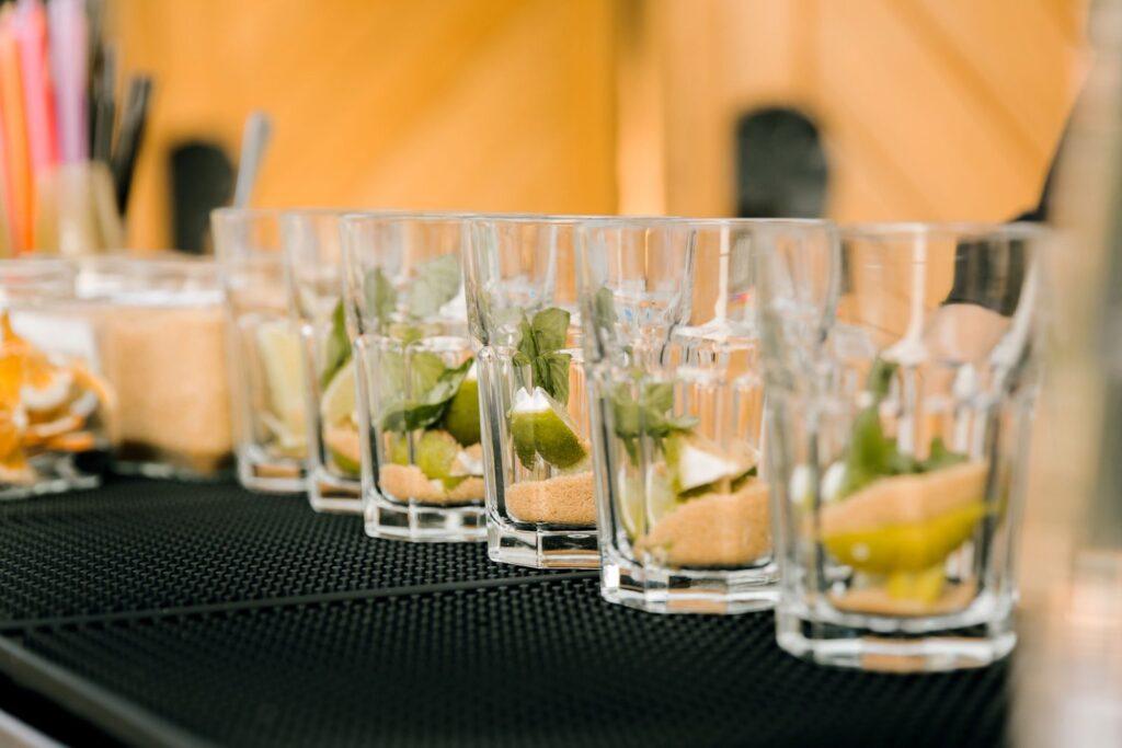 Atraktivna prezentacija luksuznih koktela na događaju