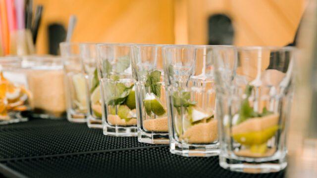 Atraktivna prezentacija luksuznih koktela na događaju