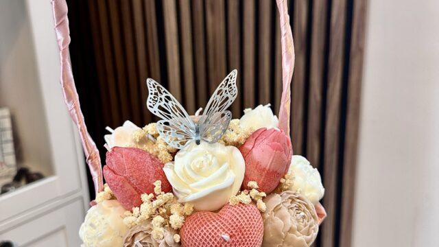 Cvetni aranžman sa mirisnim svećama za proslave i godišnjice