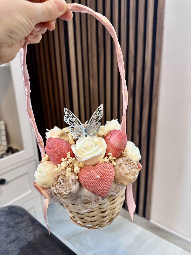 Cvetni aranžman sa mirisnim svećama za proslave i godišnjice