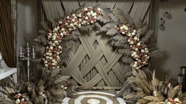 Cvetni luk za venčanje na otvorenom - Elegantno i Sjajno