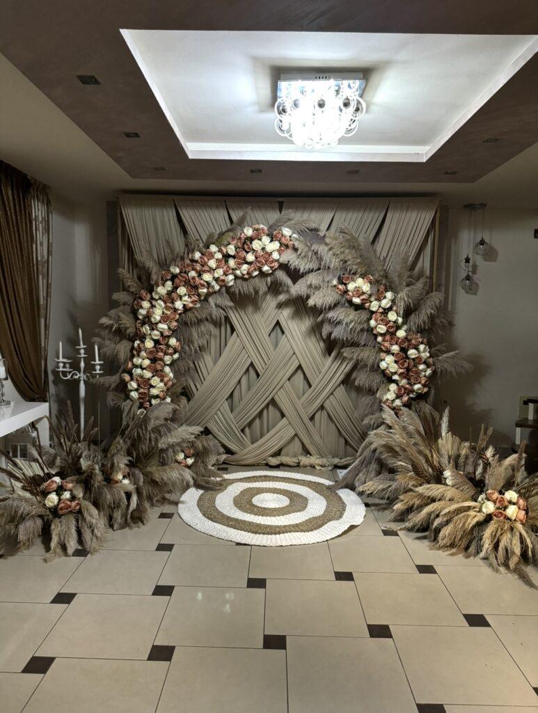 Cvetni luk za venčanje na otvorenom - Elegantno i Sjajno