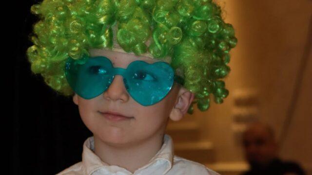 Spontani momenti na proslavi - profesionalni fotograf dečijih rođendana Beograd hvata zagrljaj drugara