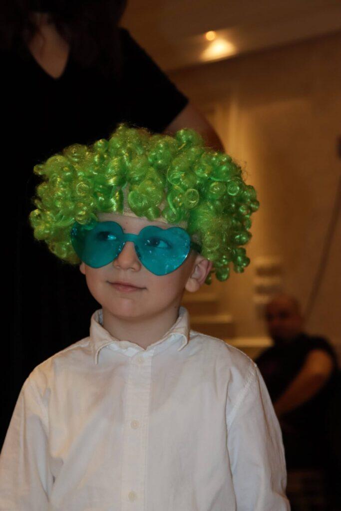 Spontani momenti na proslavi - profesionalni fotograf dečijih rođendana Beograd hvata zagrljaj drugara