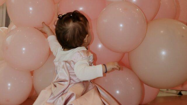 Fotograf dečijih rođendana Beograd - devojčica slavi rođendan pored rođendanske torte