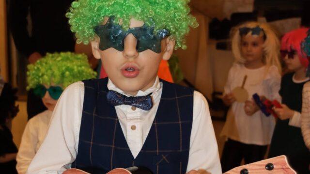 slika sa dečijeg rođendana gde slavljenik svira gitaru - dečiji fotograf Beograd