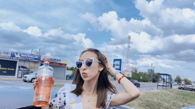 Nazdravljanje šampanjcem i spontani trenuci uz fotografisanje devojačke večeri Beograd.