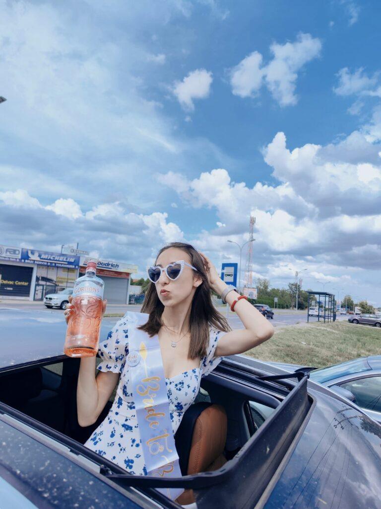 Nazdravljanje šampanjcem i spontani trenuci uz fotografisanje devojačke večeri Beograd.