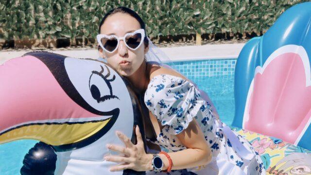 Buduća mlada sa lentom i rekvizitima kroz objektiv za fotografisanje devojačke večeri Beograd.