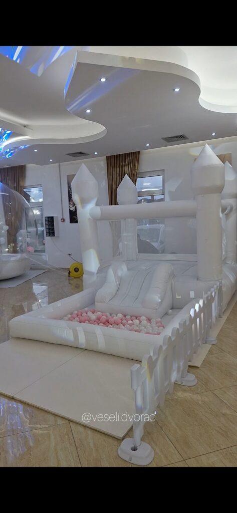 Beli dvorac na naduvavanje za dečiji rođendan u Vršcu