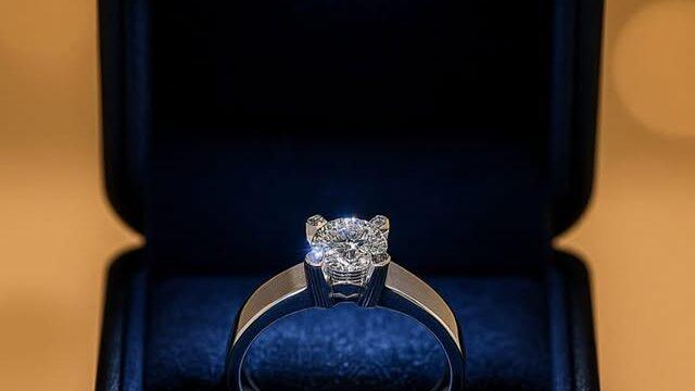 Zlatara Sezam Beograd – Unikatno vereničko prstenje od belog i žutog zlata