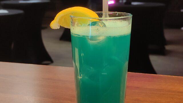 Barmen NikolaS priprema koktele na svadbi u Subotici