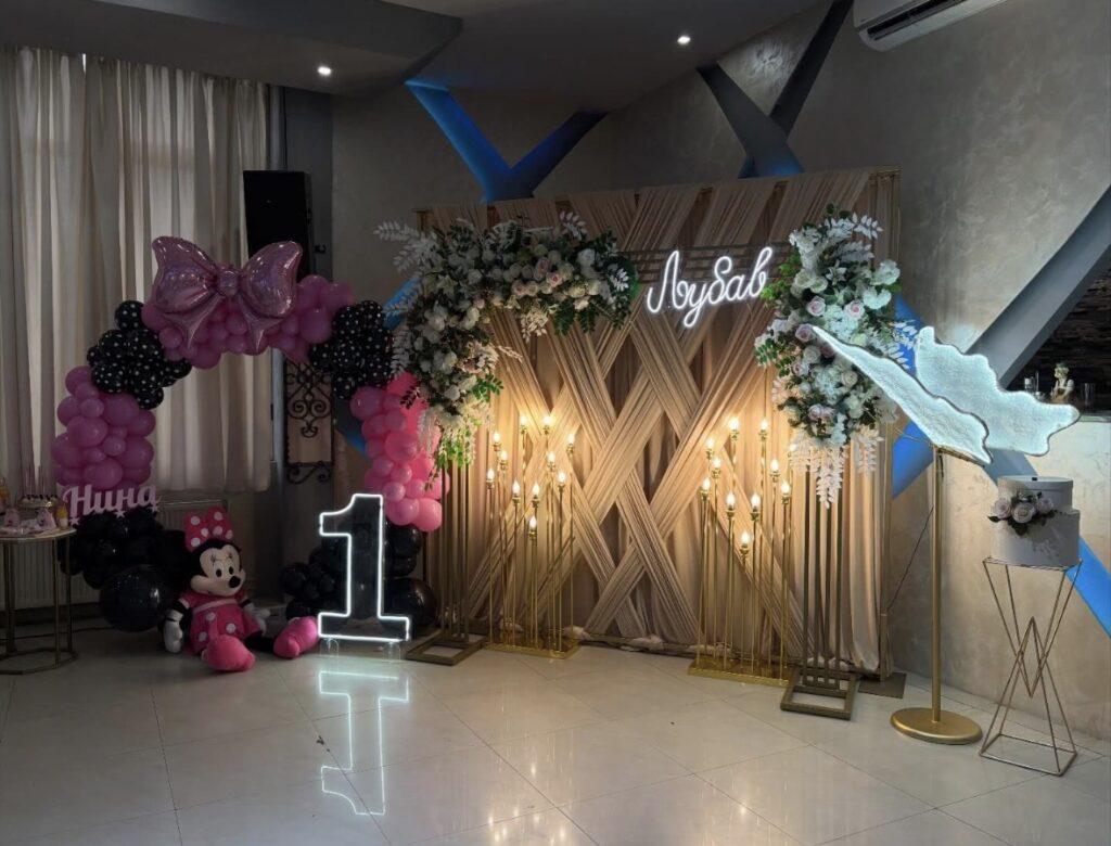 Dekoracija za slikanje prvi rođendan Vlasotince photo corner Bloom Room