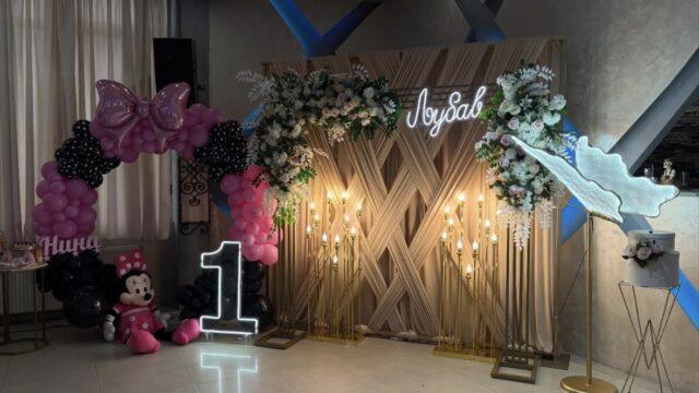 Dekoracija za slikanje prvi rođendan Vlasotince photo corner Bloom Room