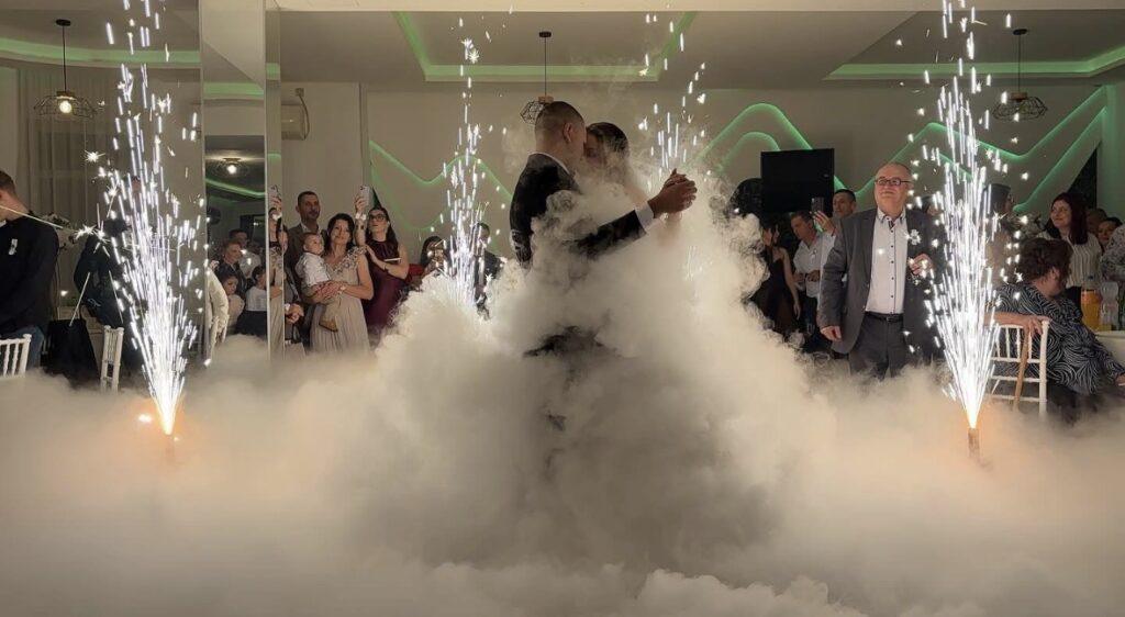Niski dim za prvi ples mladenaca na svadbi specijalni efekti Bloom Room