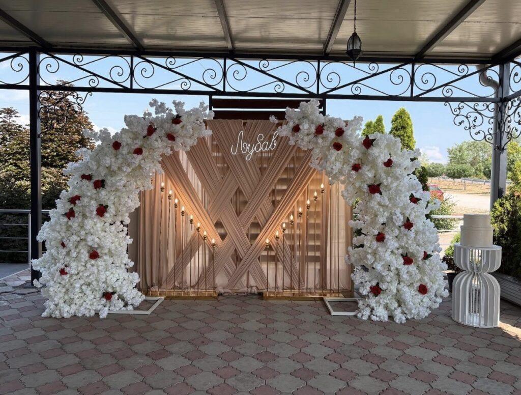 Dekoracija za svadbu Vlasotince cvetni aranžmani i dekoracija sale Bloom Room