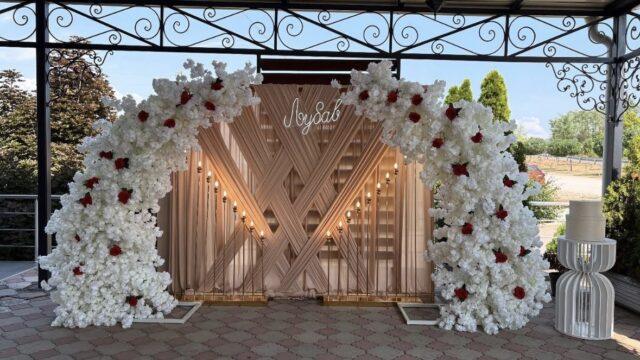 Dekoracija za svadbu Vlasotince cvetni aranžmani i dekoracija sale Bloom Room