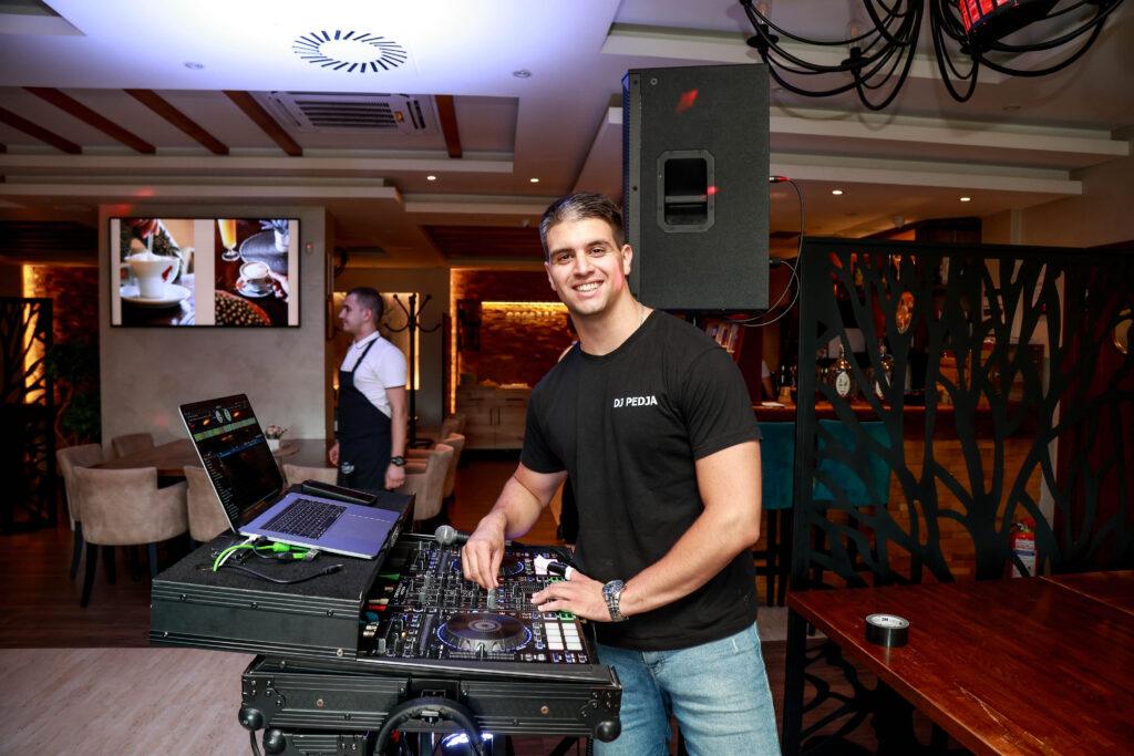 DJ Pedja na žurci u Beogradu – profesionalni DJ za žurke