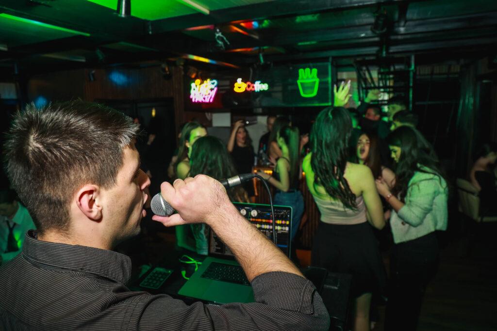 DJ Pedja pušta muziku na 18. rođendanu u Beogradu