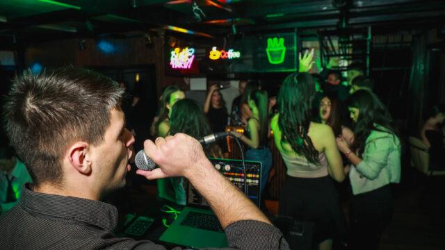 DJ Pedja pušta muziku na 18. rođendanu u Beogradu