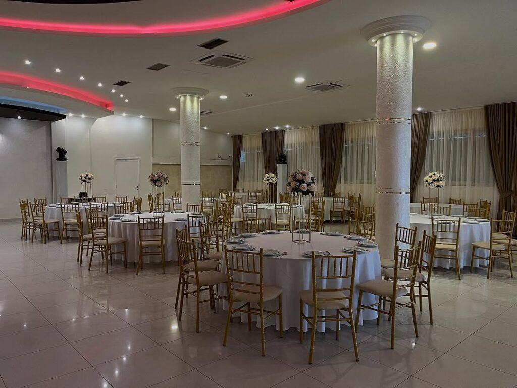 dekoracija sale za vencanje beograd cvetni aranžmani