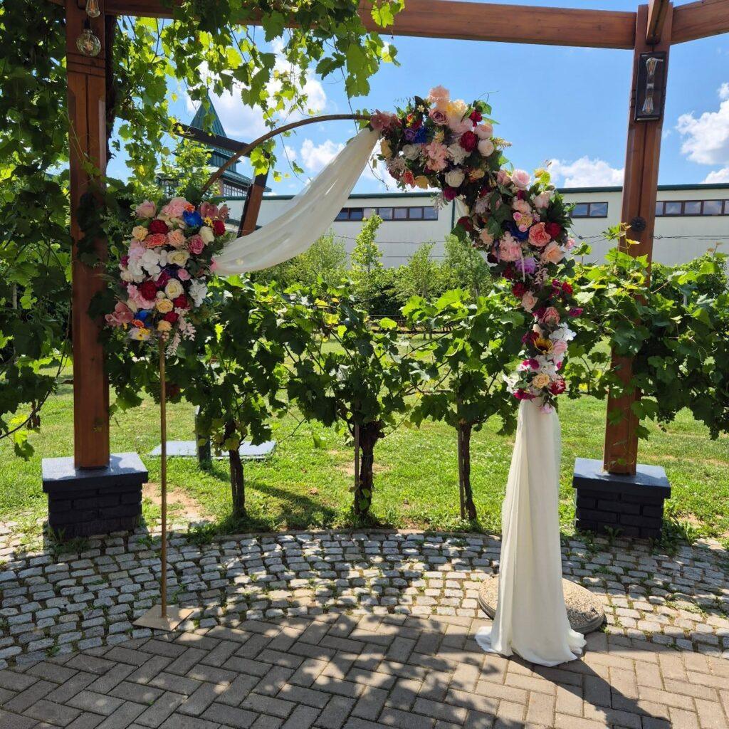 dekoracija svadbe novi sad baloni i lukovi