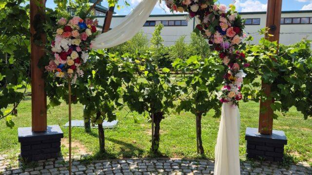 dekoracija svadbe novi sad baloni i lukovi