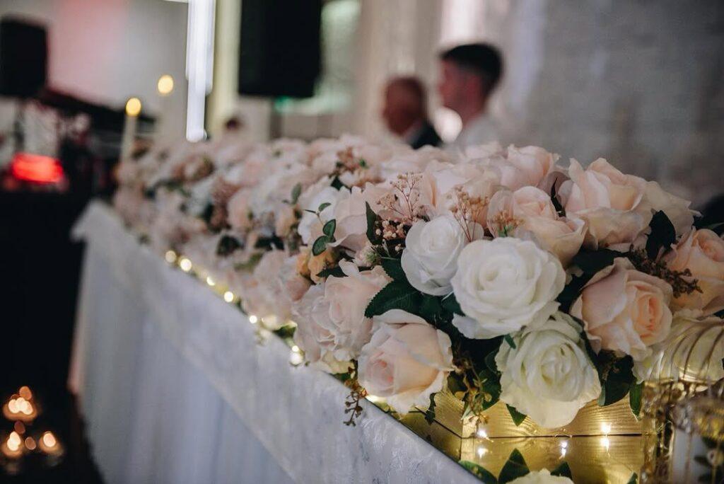 dekoracije za svadbu beograd svileno cvece stolovi