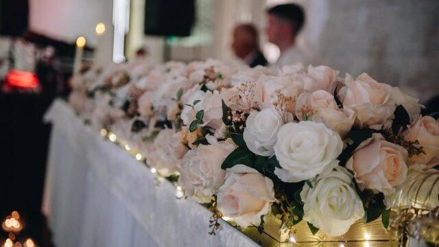 dekoracije za svadbu beograd svileno cvece stolovi