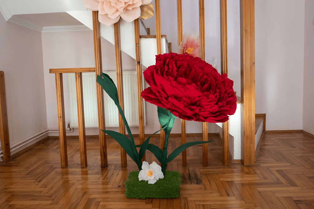 veliki cvetovi od krep papira nis dekoracija sale