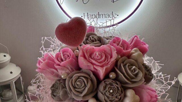 Dekorativni aranžman sa mirisnim svećama i cvećem Beograd