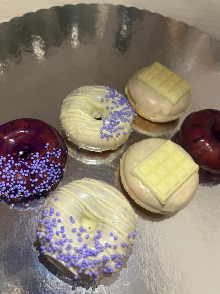 handmade krofnice i cake pops slatki sto Sombor