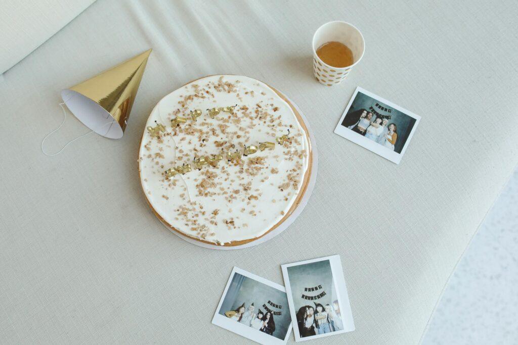 Fotografisanje dečijeg rođendana sa tortom, svećicama i dekoracijom u veselom ambijentu